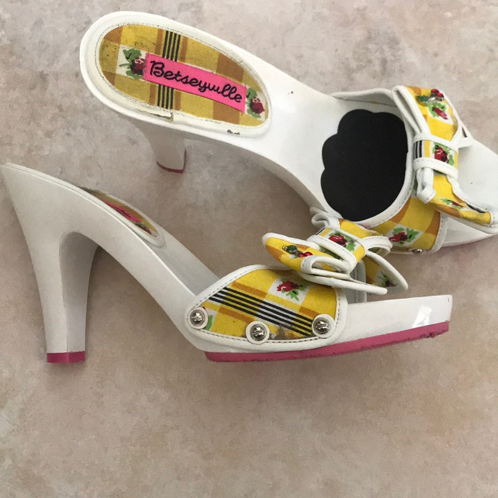 Betsey Johnson Betseyville Cherry/flower heels